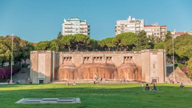 Lizbon Alameda Park 'taki Fonte Luminosa çeşmesinde zaman aşımı. Şehrin doğu bölgesindeki su kaynaklarını kutlayan ikonik simge. Konut binaları görünüyor. Portekiz