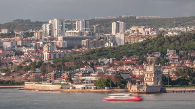 Lizbon, Portekiz 'deki Belem Kulesi' nin hava zaman çizelgesi, Tagus Nehri 'nin tarihi simgesi. Akşamları deniz manzarası, insanlar arka planda bir inşaat alanından vincin etrafında geziniyor.