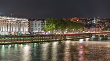 Gece Lyon Temyiz Mahkemesi 'nin zaman çizelgesi, Lyon' un 5. bölgesindeki Place Duquaire 'de bir neo-klasik mahkeme. Saone rıhtımının ve kırmızı asma köprünün manzarası. Fransa.