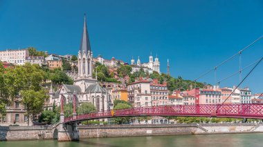 Aziz George Kilisesi, Quais de Saone ve Fourviere Bazilikası 'nın Fransa' nın Vieux Lyon kentindeki bir yaya köprüsünden hızlandırılmış zamanaşımı, tarihi mimari, yansımalar ve manzaralı nehir manzarası sergileniyor.
