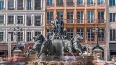 Belediye Binası yakınlarındaki Place des Terreaux 'da bulunan Lyon' un sembolü Bartholdi Çeşmesi 'nin hiperlapası. Akan suyla çevrili binicilik heykeli, tarihi mimari zaman çizelgesiyle çevrili. Fransa