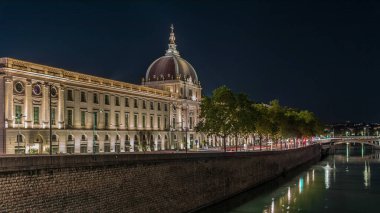 Lyon, Fransa 'da Grand Hotel-Dieu gece hızlandırması. Bu tarihi bina artık lüks bir alışveriş merkezi. Işıklandırılmış kubbeler ve avlular Rhone Nehri 'ne yansıyor.