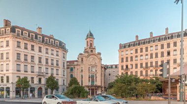 Antonin Jutard Meydanı 'nın ve Fransa' nın Lyon kentindeki Guillotiere Köprüsü 'nün yakınındaki rıhtım cephesindeki Mutaliyet Sarayı' nın hiperlapesi. Mavi gökyüzü altında, Victor Augagneur Meydanı 'nda trafik akıyor.