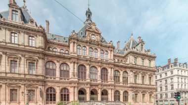 Fransa 'nın başkenti Lyon' da bulunan Les Cordeliers bölgesinde Palais de la Bourse 'un (Palais du Commerce) ön manzarası. 19. yüzyıldan kalma tarihi bir bina. Trafiği cadde saatlerinde geçiyor.