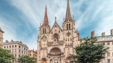 Fransa 'nın Lyon kentindeki Presqu' ile bölgesindeki Saint-Nizier Kilisesi 'nin hiperlapası. Kutsal Havariler Kilisesi olarak bilinen süslü detaylarla dolu tarihi bir Gotik kilisesi zaman çizelgesini sergiliyor.