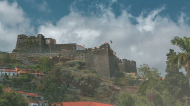 Eski Fortaleza de Sao Tiago şatosu Tepenin tepesinde, gökyüzü mavi bulutlu Funchal, Madeira, Portekiz