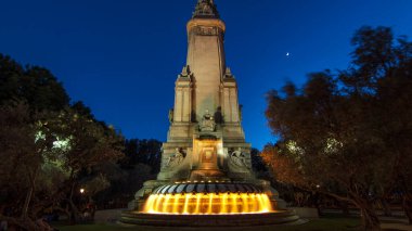 İspanya 'da Madrid' deki Plaza de Espana Meydanı 'nda (Plaza de Espana) Cervantes anıtı, gün geçtikçe hızlanıyor. Madrid Avrupa 'nın popüler turizm beldesi