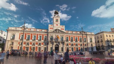 Eski Postane binası, şu anda Madrid Topluluğu Başkanlığı 'nın merkezi olan zaman atlaması. Puerta del Sol 'da. Madrid, İspanya