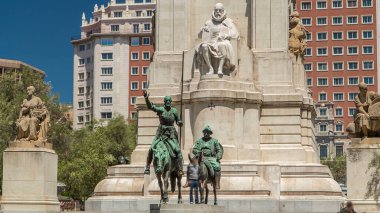 İspanya Meydanı 'nda (Plaza de Espana) Miguel de Cervantes' in heykeli ve Don Kişot ve Sancho Panza 'nın bronz heykelleri bulunmaktadır. Madrid Avrupa 'nın popüler bir turizm beldesidir..