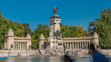 Turistler Alfonso XII timelapse hyperlapse içinde Parque del Buen Retiro - Madrid, İspanya hoş geri çekilme Park anıt, gemilerde