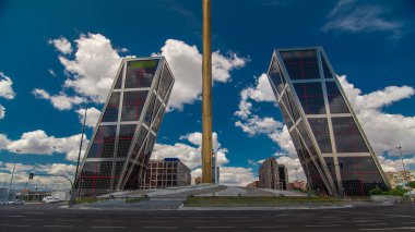 İspanya 'nın Madrid kentinde İspanya' nın Bankia kentinde bulunan mavi bulutlu gökyüzü Plaza de Castilla 'dan KIO kuleleri veya Avrupa Ağ Geçidi zaman atlaması.