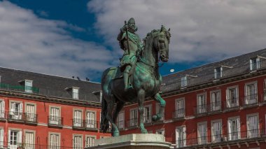 İspanya 'nın bulutlu gökyüzü ile güzel bir yaz gününde Madrid Belediye Başkanı Plaza' da Philip III 'ün zaman atlaması heykeli.