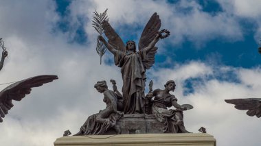 Hükümet sarayının tepesindeki heykel, İspanya 'nın Madrid kentindeki Atocha tren istasyonuna yakın bir yere yerleştirilen Tarım Bakanlığı (Ministerio de Tarım Bakanlığı) zamanaşımına ilişkin..