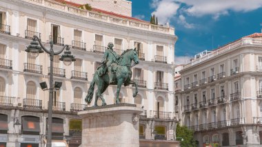 İspanya 'nın ünlü Timelapse Kralı III. Charles' ın heykeli Madrid, İspanya 'da Puerta del Sol Meydanı' nda mavi bulutlu gökyüzü ile hızlandırılmış.