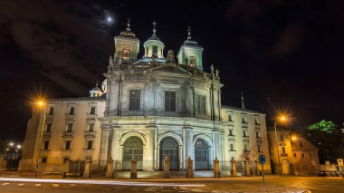 İspanya, Madrid 'de Royal Basilica San Francisco el Grande gece hipervanesi. Bazilika 18. yüzyılın ikinci yarısında Neoklasik bir tarzda tasarlanmıştır.