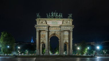 Piazza Sempione 'deki Arco della Pace (Simplon Meydanı' ndaki Barış Kemeri) hiperhızlandırılmış zaman çizelgesi geceleyin aydınlandı. 25 metre yüksekliğinde ve 24 metre genişliğinde neoklasik bir zafer kemeridir. Arkaplanda trafik