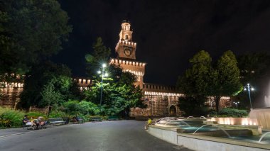 Sforza Kalesi ve kule - ana giriş hemen hemen timelapse hyperlapse, Milan, İtalya, Castello Sforzesco aydınlatılmış. Çeşme ve dolaşan insanlar