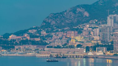 Monte Carlo 'nun şehir manzarası gece gündüz geçiş zamanı, Monako' nun kumarhanesi ve kalesi güneş doğmadan önce. Sabah sisi. Limandaki yatlar. Kaptan Martin 'den üst görünüm