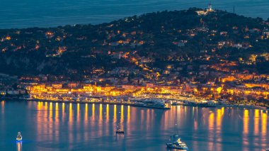 Saint-Jean-Cap-Ferrat gece hava sahasında yatlar. Fransa 'nın güneydoğusunda Provence-Alpes-Cote d' Azur bölgesindeki Cote d 'Azur' da tatil ve komün. Eze köyünün tepesinden