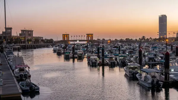 Sharq Marina 'da yatlar ve tekneler. Kuveyt' teki geçiş zamanı gece gündüz gökyüzü. Sudaki yansıma. Kuveyt Şehri, Orta Doğu.
