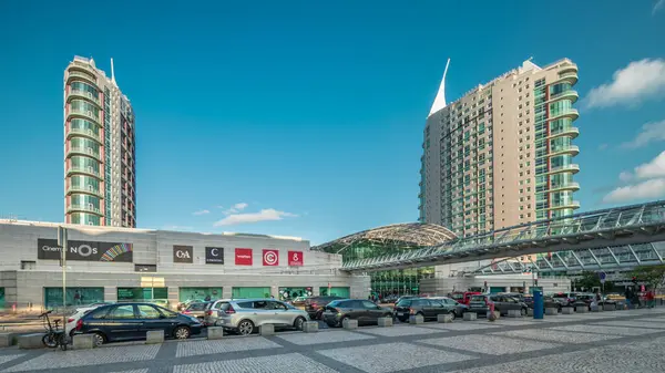 Vasco da Gama Alışveriş Merkezi, Lisboa Oriente tren istasyonunun yakınındaki hızlandırılmış zaman aşımı. İki gökdeleni ve yürüyen köprüsü olan büyük bir mimarlık projesinin parçası. Lizbon, Portekiz