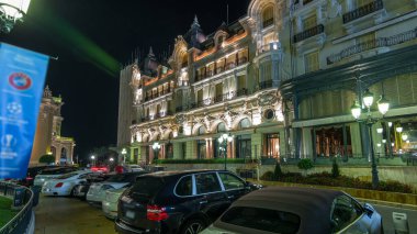 Monte Carlo gecesi hyperlapse timelapse Monaco Grand Casino ile kare. Tarihi binalar çevresinde. Avuç içi tarafında. Otopark ve yolda trafik