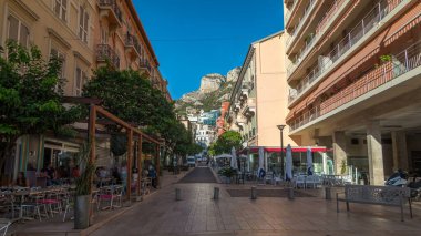 Monaco, Monte Carlo 'daki eski şehir merkezindeki konut binalarının güzel mimari stili. Sabahın erken saatlerinde rıhtımdan sokağa doğru yürü.