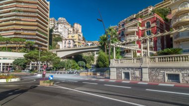 Monaco kilise Sainte adamak köprü Prensliği dağ şehir devlet timelapse hyperlapse sabah erken. Güneşli yaz günü. Yolda trafik