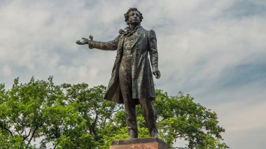 Alexander Puşkin Sanat Meydanı Anıtı, Rus Müzesi (Mikhailovsky Sarayı) arkaplan, zaman kavramının aşırı hızında yakalandı. St. Petersburg, Rusya. Görüntüyü kapat