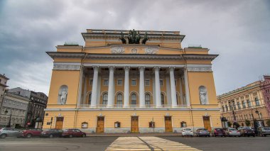 St. Petersburg 'daki Alexandrinsky Tiyatrosu' nun arka cephesi bulutlu bir gökyüzüne karşı hazırlanan hızlandırılmış bir süratle canlanıyor. Yol ayrımı