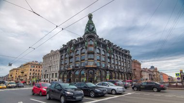 Saint Petersburg 'daki Singer House, yoğun yol trafiğinin yer aldığı bu hızlandırılmış zaman atlamasında sahne alıyor. Yakında, turistler Nevsky Prospekt ve Griboyedov Kanalı boyunca yürüyorlar.