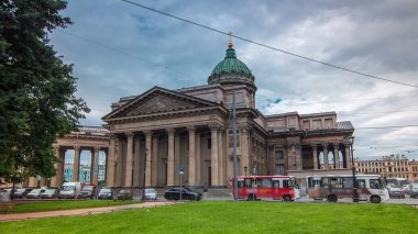 Saint Petersburg 'daki Kazan Katedrali' nin (Kazanskiy Kafedralniy Sobor) güzelliğini, bulutlu bir gökyüzüne karşı hazırlanan bu hızlandırılmış zaman dilimi boyunca tecrübe edin. Arka taraftaki parktan yakalandı.
