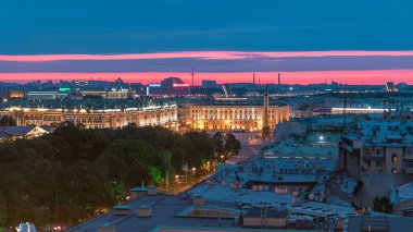 Timelapse, St. Isaac Katedrali 'nin avantajından Palace Square de dahil olmak üzere Saint Petersburg' un gece görüşünü sunuyor. Şafak sökerken yakalanan bu üst manzara şehrin cazibesini sergiliyor. Rusya