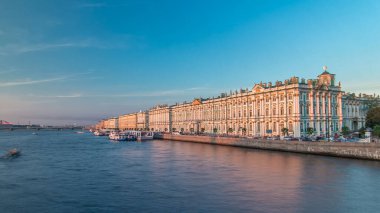 Açık bir yaz gününde, Saint Petersburg 'da, Waterfront Timelapse Hiperlapse Sarayı' ndaki Winter Palace ve Pier. Saray Köprüsü 'nden günbatımı Görünümü Sahnenin Görkemini Arttırır
