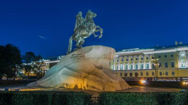 Gündüzden Geceye Hiperlapa: Büyük Anıt Peter (Bronz Atlı) Senato Meydanı, St. Petersburg, Rusya. Yaz Gecelerinde yürüyen turistler