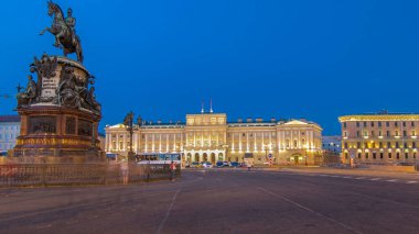 Gece Geçiş Gününden Geceye Hiperlapa: Mariinsky Sarayı ve I. Nikolay Anıtı Isaac Meydanı, Saint Petersburg, Rusya. Sahnenin Dönüşümlü Güzelliğini Yakalıyorum