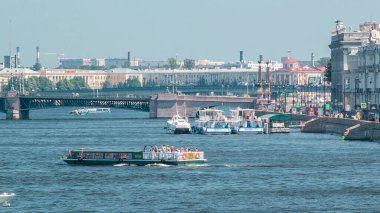 Neva Nehri timelapse izleme, St. Petersburg, Rusya Federasyonu ile üzerinde meteor sürat teknesi.
