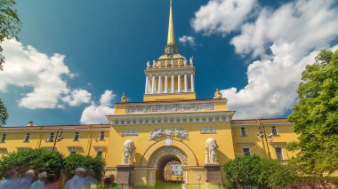 Deniz Kuvvetleri Binası Zaman Çizelgesi: A.M. Gorchakov Büyüleyici Rusya 'nın Saint Petersburg şehrinde bir Yaz Günü' nde Aleksandrovsky Garden 'da Mavi Bulutlu Gökyüzü ile Baskını