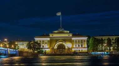 Büyüleyici Beyaz Gece Aydınlanması: Neva Nehri Rıhtımı 'nın Deniz Kuvvetleri İnşaat ve Saray Köprüsü' yle Zaman Hızlandırması, Suya Yansıması, St. Petersburg, Rusya