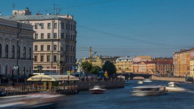 Fontanka Nehri 'nin kıyısı Hiperlapse Timelapse, Saint-Petersburg, Rusya' daki Anichkov Köprüsü 'nden alındı. Berrak Mavi Gökle Nefes Kesen Manzaralar