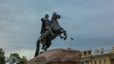 Bronz Süvari Anıtı Timelapse Hiperlapse, Saint Petersburg, Rusya. Rusya İmparatoru Büyük Peter 'ın Bulutlu Gökyüzü ve Deniz Kuvvetleri' nin arka plandaki görkemli manzarası