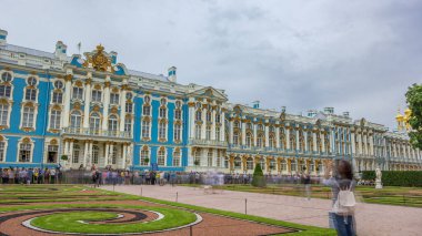 Zaman atlaması, Rusya 'nın St. Petersburg kentinin 25 km güneydoğusundaki Tsarskoye Selo (Puşkin)' da bulunan Rokoko mücevheri Catherine Palace 'ın ihtişamını yansıtıyor.