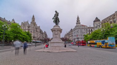 Kral IV. Peter ve Porto belediye binasının anısına sahip Liberdade Meydanı, Bulutlu bir günde zaman aşımına uğramış panoramik manzara, Porto, Portekiz