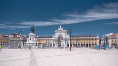 Portekiz 'in Lizbon şehrinde Kral I. Jose' nin heykeli ile ticaret meydanı Avrupa 'nın en büyük meydanlarından biridir.