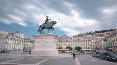 Baixa Downtown bölgesinde Figueira Meydanı. Kral Dom Joao I heykeli ve Sao Jorge Kalesi tepe timelapse hyperlapse üstüne