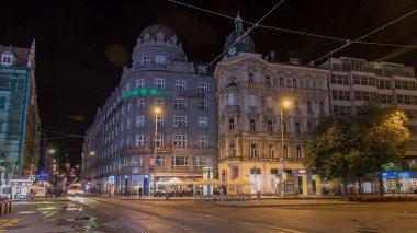 Gece timelapse hyperlapse, Prag'da Wenceslas meydanında alacakaranlıkta zaman. Tramvay parça ve trafik yolda. Meydanı Prag merkezi bulunmaktadır. Çek Cumhuriyeti.