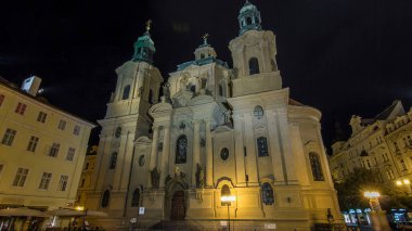 Aziz Nikolaos Kilisesi gece timelapse hyperlapse Prag, Çek Cumhuriyeti. Eski Şehir Meydanı'nda bulunmaktadır