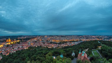 Çek Cumhuriyeti 'ndeki Petrin Gözlem Kulesi' nden Prag şehrine geçiş zamanı panoramik görüntüsü için harika bir gün. Yaz gününde Coudy gökyüzü.