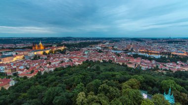 Gün batımından sonra Çek Cumhuriyeti 'ndeki Petrin Gözlem Kulesi' nden Prag şehrine geçiş zamanı panoramik görüntüsü. Yaz akşamında bulutlu bir gökyüzü