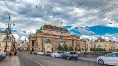 National Theater Legion Köprüsü'nden Prag'da Timelapse hyperlapse görünümü. Köprü geçen eski tramvay. Yolda trafik